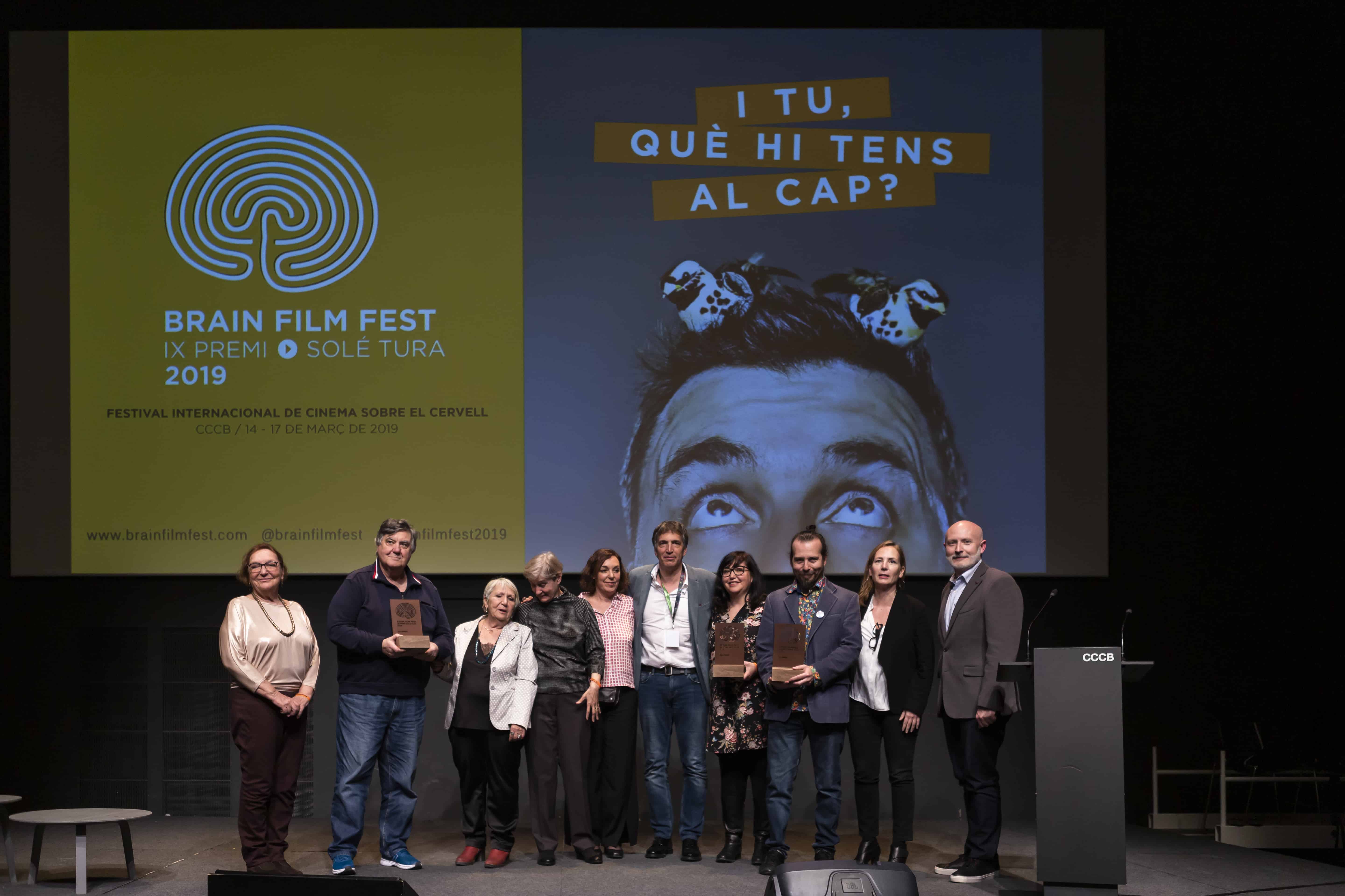 Foto d'entrega del Premi Solé Tura en la cloenda del Brain Film Fest