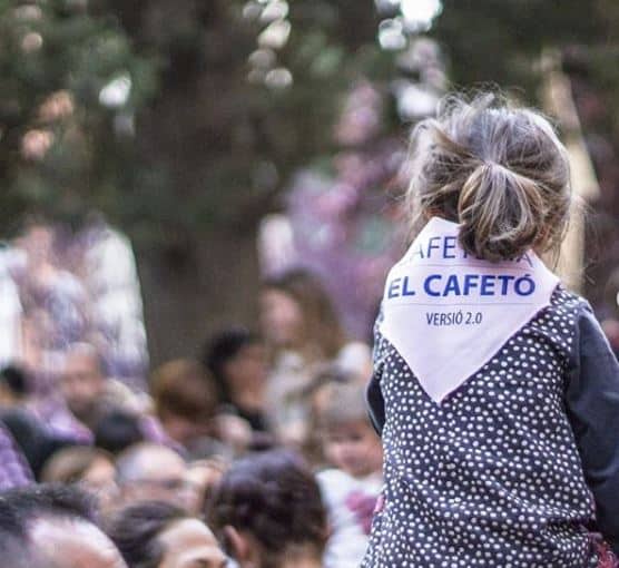 Venda de mocadors solidaris a El Cafetó de Figueres