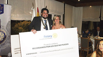 Imatge de l'entrega del xec al Sopar del Rotary Club Barcelona Pedralbes