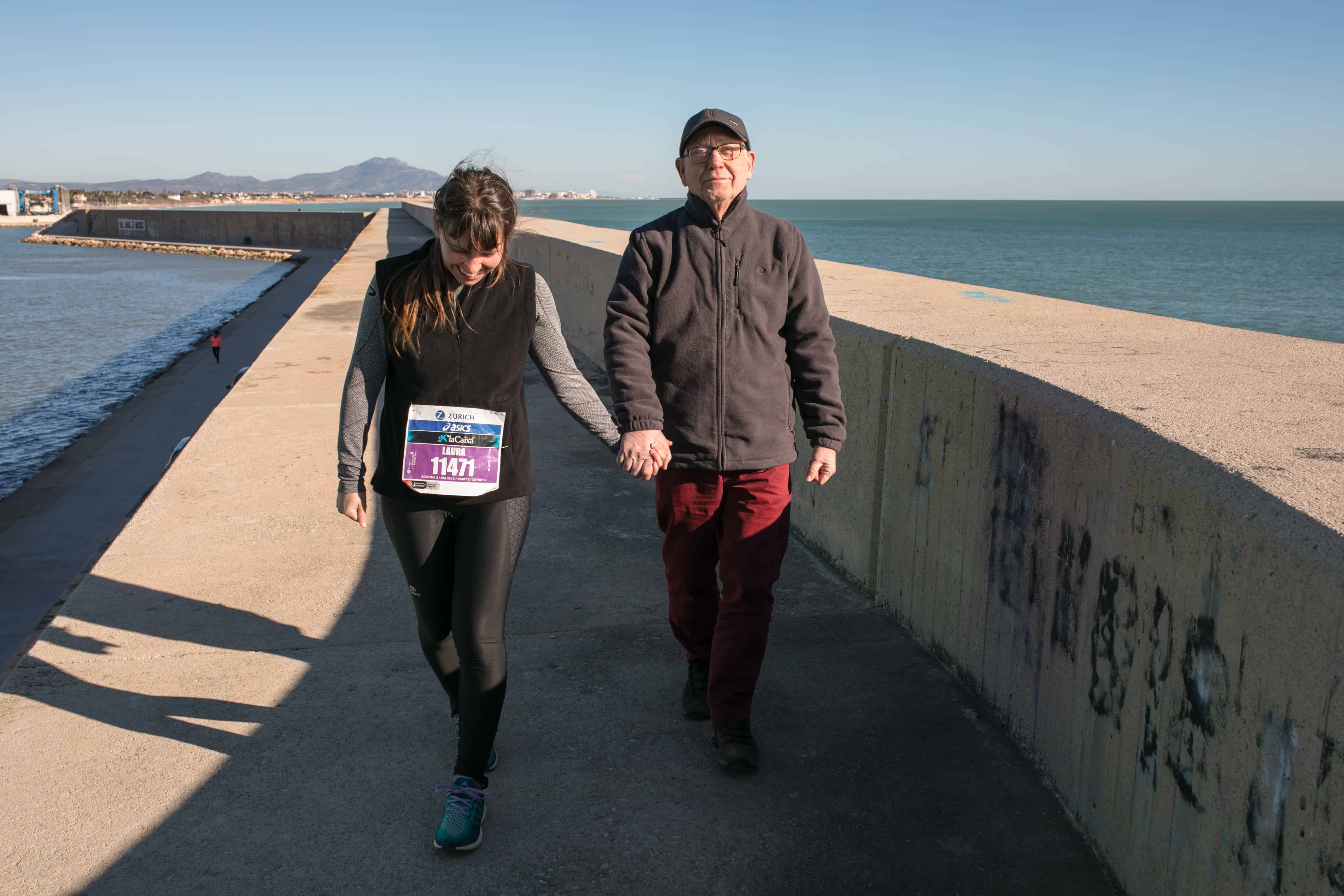 La atleta solidaria de la Maratón de Barcelona Laura Arín camina con su padre con Alzheimer